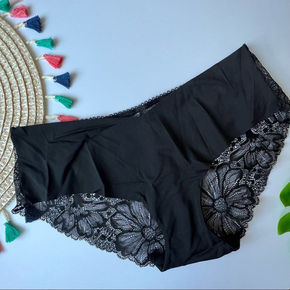 Victoria's Secret No Show Floral Lace Hiphugger Panty Black Large NEW
